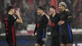 Pemain Barcelona merayakan kemenangan atas Benfica dalam ajang Liga Champions, Rabu (22/1/2025) dini hari WIB. (c) AP Photo/Armando Franca