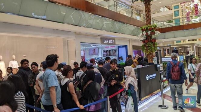 
					Suasana gerai ANTAM di Pondok Indah Mall (PIM), Jakarta, Minggu (6/5/2025). (CNBC Indonesia/Emir Yanwardhana) 