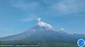 Gunung Semeru termasuk gunung yang aktif