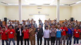 Kapolres foto bersama dengan para serikat pekerja buruh Jombang