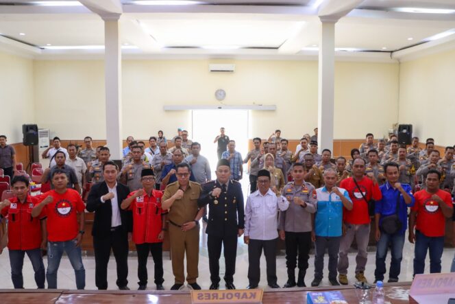 
					Kapolres foto bersama dengan para serikat pekerja buruh Jombang