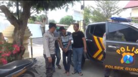 Pelaku saat digiring petugas usai dimassa