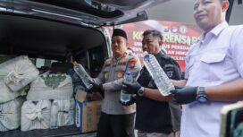 Kapolres tunjukkan sejumlah miras yang diamankan dari mobil pengiriman