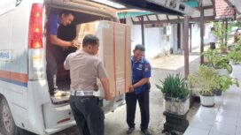 petugas tengah persiapkan hadiah Hari Buruh 