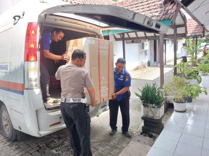 
					petugas tengah persiapkan hadiah Hari Buruh 