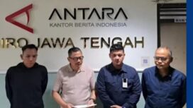 Ipda Endry Purwa Sefa (dua dari kanan) didampingi Kabid Humas Polda Jateng Kombes Pol Artanto mendatangi Kantor LKBN Antara Irfan Junaedi dan wartawan foto Antara Jateng Makna Zaezar (paling kiri), saat permintaan maaf di Kantor LKBN Antara Jateng, Minggu