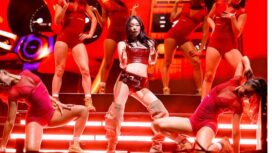 Jennie tampak ngos-ngosan saat tampil