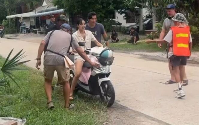
					Naik Honda Beat dan mogok