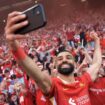 Moh Salah bergembira bersama fans (Getty)