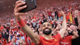 Moh Salah bergembira bersama fans (Getty)