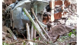 Beginilah kondisi sebuah mobil Innova yang  terseret dan tertimbun tanah longsor yang terjadi di jalur Pacet-Cangar. Saat ini tim SAR dan relawan telah berhasil menemukan tiga jasad satu keluarga, warga Jatijejer, Trawas, Jumat. 
Instagram@mojokertoinformasi