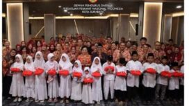 Pemberian santunan kepada 15 anak yatim yang hadir pada acara halal bihalal