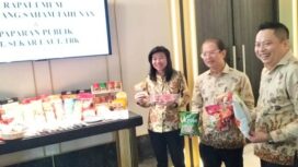 



Direktur PT SeKar Laut TBK (SKLT) John C. Gozal (tengah) didampingi Corporate Secretary Jimmy Herlambang (paling kanan) menjelaskan berbagai produk perseroan (Foto Bambang Sutejo)