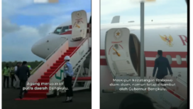 Setelah bersalaman dengan gubernur Bengkulu Helmi Hasan, S.E, dan forkompimda, asisten pribadi Presiden Prabwo, Agung Surahman lagsung menuju tangga pesawat. Semua berjalan cepat, Minggu 6 April 2025.
Tangkap layar video Instagram@informania_

