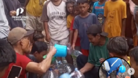 Beginilah suasana warga berebut mengambil air di desa Rowoyoso, Kecamatan Wonokerto, Kabupaten Pekalongan sempat heboh, karena muncul isu air itu ajiba dan bisa menyembuhkan penyakit. Instagram@pemalang.update