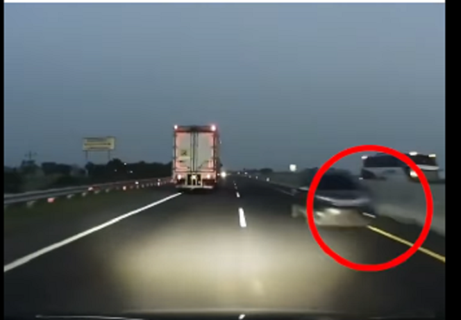 
					Video dashcam merekam posisi mobil Honda BR-V keluar dari rest area Km-319, lalu melaju kencang melawan aruh sejauh 13 km sebelum bertabrakan adu muka melawan bus rombongan supoter Persebaya, di excite Tol Pekalongan, Sabtu pagi 005.00 WIB, 12 April 2025. Tangkap layar video Instagram@majeliskopi008