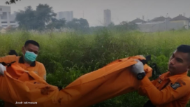 Polisi meringkus, 7 April 2025,  anak seorang pemuda berinisial AUO, 22, saat mendampingi proses totopsi ayahnya H Saluki, 65, di rumah sakit. Korban tewas bukan karena kecelakaan, melainkan dianiaya oleh anaknya, pada tanggal 5 April 2025. Foto: Istimewa/ suarasurabayamedia