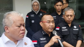 Kepala Pusat Penerangan Hukum (Kapuspenkum) Kejagung Harli Siregar (kiri) bersama Direktur A Jampidum Kejagung, Nanang Ibrahim Soleh (tengah), memberikan penjelasan kepada awak media di Gedung Kejaksaan Agung, Jakarta, Rabu, 16 aPRIL 2024. Antara/HO-Kejaksaan Agung RI.
