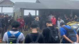 Polisi dan petugas BTNGM mengamankan 20 orang pendaki ilegal gunung Merapi dari jalur Boyolali. Saat ini status Merapi masih Siaga III, tidak boleh melakukan pendakian di di Merapi. Mereka terancam blacklis di seluruh jalur pendakian. Foto: Dok/BTNGN