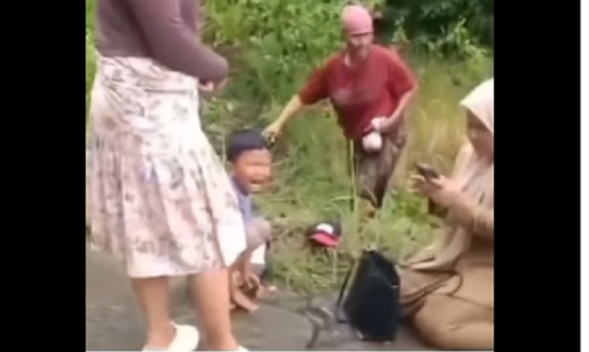 
					Seorang wanita guru SD yang memboceng anaknya menjadi korban begal bsenjata api dan cerlurit di desa Geger,  Bangkalan, Madura, Senin 21 April 2024. Tangkap layar video Instagram@info.newsantara