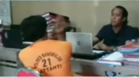 Penyidik Polres Bangkalan, Madura, sedang memeriksa tersangka untuk membuat Berita Acara  Pemeriksaan (BAP) terhadap AM, 35, yang ditangkap setelah menghabisi nyawa temannya karena cemburu, di Bangkalan, Senin malam 31 Maret 2025. 
Tangkap layar video Instagram@bangkalanterkini