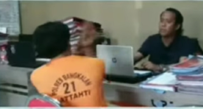 
					Penyidik Polres Bangkalan, Madura, sedang memeriksa tersangka untuk membuat Berita Acara  Pemeriksaan (BAP) terhadap AM, 35, yang ditangkap setelah menghabisi nyawa temannya karena cemburu, di Bangkalan, Senin malam 31 Maret 2025. 
Tangkap layar video Instagram@bangkalanterkini