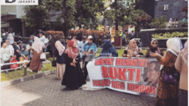 Ratusan massa dari Tim Pembela Ulama dan Aktivis (TPUA) memadati Fakultas Kehutanan Universitas Gadjah Mada (UGM), Sleman, DIY, Selasa pagi, 15 April 2025. Mereka menuntut bukti keaslian ijazah Presiden ke-7 RI Joko Widodo. Empat tokoh ikut hadir sebagai perwakilan dalam forum audiensi: Tifauzia, Roy Suryo, Rismon Hasiholan, dan Syukri Fadholi. Instagram@lbj_jakarta