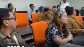 Jan Hwa Diana bersama Andri, suaminya hadir dalam acara hearing bersama DPRD Surabaya, terkait dengan penahan ijazah karyawan yang keluar oleh UD Sentosa Seal, Senin 15 April 2025. Instagram@suarasuaramedia