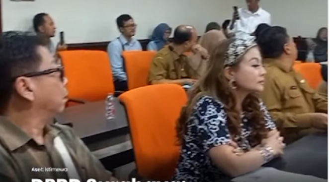 
					Jan Hwa Diana bersama Andri, suaminya hadir dalam acara hearing bersama DPRD Surabaya, terkait dengan penahan ijazah karyawan yang keluar oleh UD Sentosa Seal, Senin 15 April 2025. Instagram@suarasuaramedia