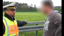 Tangkap layar video unggahan pemilik akun Instagram@gsmhumanity. Polisi melakukan tilang dan denda kepada seorang pria dari Chechnya, karena memotret korban kecelakaan di jalan tol Jerman.
Instagram@gsmhumanity