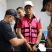 Petugas memasangkan baju oranye dan memborgol tangan ketua PN jakarta Selatan, Muhammad Arif Nuryanta, sebelium dibawa ke rutan untuk penahanan sementara, dalam kasus dugaan suap vonis bebas hukuman senilai Rp 60 miliar, di gedung Kejaksaan Agung, Sabtu malam, 12 April 2025. Tangkap layar video Instagram@kejaksaan_ri