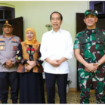 Gubernur Jawa Timur Khofifah Indar Parawansa bersama Pangdam V/Brawijaya Mayjen TNI Rudy Saladin dan Kapolda Jatim Irjen Pol Nanang Avianto berkunjung ke kediaman mantan Presiden Joko Widodo di Solo pada Selasa, 15 April 2025, untuk berhalal bihalal  di rumah Jokowi di, Solo. Foto: Humas Pemprov Jatim