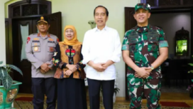 Gubernur Jawa Timur Khofifah Indar Parawansa bersama Pangdam V/Brawijaya Mayjen TNI Rudy Saladin dan Kapolda Jatim Irjen Pol Nanang Avianto berkunjung ke kediaman mantan Presiden Joko Widodo di Solo pada Selasa, 15 April 2025, untuk berhalal bihalal  di rumah Jokowi di, Solo. Foto: Humas Pemprov Jatim