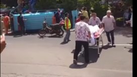 Sebuah ambulans angkut jenazah, terguling di jalan Gajah mada, jember, akibat menghidari motor pengawal yang mogok mendadak, Selasa, 22 April 2025. Tangkap Lauar Video Instagram@ikl_nusantara