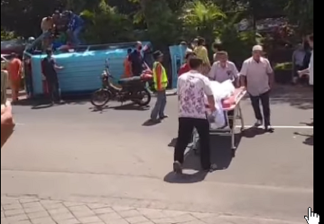 
					Sebuah ambulans angkut jenazah, terguling di jalan Gajah mada, jember, akibat menghidari motor pengawal yang mogok mendadak, Selasa, 22 April 2025. Tangkap Lauar Video Instagram@ikl_nusantara