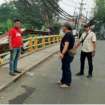 Petugas melakukan olah tempat kejadian perkara (TKP) perampokan uang milik SPBU di jembatan Jalan Raya Krikilan, Driyorejo, Gresik. Terjadi sekitar pukul 13.00, Senin 14 April 2025. Foto: Dok/ Polsek Driyorejo