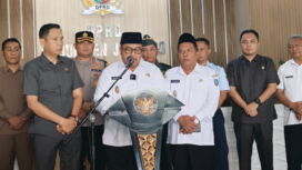 Usai bahas Raperda Perlindungan Perempuan dan Anak, bersama DPRD, Kamis 9 April 2025, bupati Jombang Warsubi langsung menggelar konferensi pers. Foto: jombangkab,go,id.