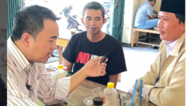Cak Soleh sedang melakukan jajak pendapat kecil-kecilan kepada warga Jatim soal gugatan pengampunan PKB kepada gubernur Jatim Khififah Indar Parawansa, Selasa 30 April 2025. Instagram@sholeh_lawyer