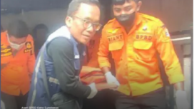 Petugas BPBD kota Surabaya melakukan evakuasi jasad seorang pria dalam kondisi menderita luka-luka mengenaskan pada kepala dan tangannya. Ia hidup bersama 10 ekor anjing di rumahnya Rungkut Harapan, Surabaya, Kamis 11 April 2025. Foto: suarasurabayamedia/ BPBD Surabaya