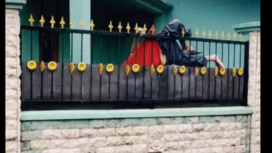 Warga temukan tubuh Achmad Rifa'i dalam kondisi meninggal dunia  nyangkut di pagar besi rumah sendiri, perumahan Sidokare, Sidoarjo, pukul 16.45 WIB, Kamis 3 April 2025. 
Instagram@dolordarjo