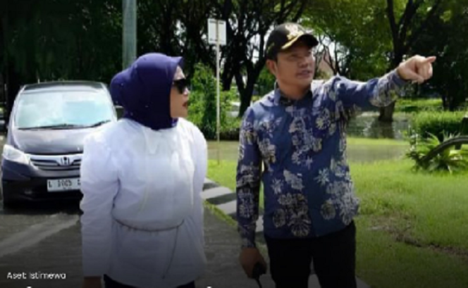
					Bupati Sidoarjo bersama wakilnya Mimik Idayana melakukan sidak ke Terminal 2 Juanda, dan desa Cemandi, Sedati pasca diterjang hujan lebat dan angin puting beliung.
Foto: Istimewa