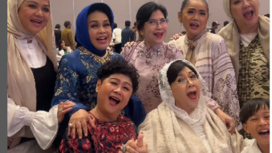 Artis kawakan Titiek Puspa, 88, saat sedang dirawat di RS Medistera Jakarta, setelah menjalani operasi pembuluh darah pecah, 27 Maret 2025. Ia dikabarkan pingsan saat syuting: Lapor Pak, tanggal 26 April 2025. Foto ini diambail 25 April, saat Titeik Puspa bertemua dengan artis senior lainnya. Instagram@titiekpuspa_official