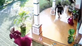 Dua perampok masuk teras rumah lalu merampas paksa kalung yang dikenakan Shellyna Ayu dan anaknya, terjadi di desa Ngingit, Tumpang, kabupaten Malang, saat berlangsung salat Ied, 31 Maret 2025. 
Tangkap layar video Instagram@wecarebangkalanmadura