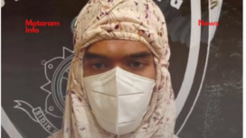 Terbongkar oleh CCTV, seorang pria mahasiswa mengenakan mukena menyusup masuk di antara jamaah perempuan saat salat Zuhur di masjid Islamic Center Mataram. Instagram@mataraminfo