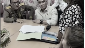 Wakil menteri tenaga kerja Emmanuel Ebenezer mendatangi lokasi pergudangan UD Sentosa Seal berhadapan dengan dua manajemen masing-masing Diana Jan Hwa dan Veronika. Tangkap Layar Video Instagram@cakj1