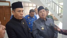 Bupati Jombang, H Warsubi (kanan) dan Ketua DPRD Jombang, Hadi Atmaji (kiri) (Foto: KREDONEWS.COM/ Hadi S Purwanto)