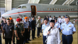 Menhan (saat itu) sekarang Presiden RI, Prabowo Subianto meresmikan penggunaan pesawat jenis Dassault Falcon 8X masuk ke jajaran TNI AU, 2023. Indonesia memliki dua unit pesawat jenis mewah ini. Foto: antara