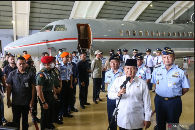 
					Menhan (saat itu) sekarang Presiden RI, Prabowo Subianto meresmikan penggunaan pesawat jenis Dassault Falcon 8X masuk ke jajaran TNI AU, 2023. Indonesia memliki dua unit pesawat jenis mewah ini. Foto: antara