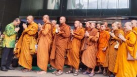 Para biksu bersiap ritual