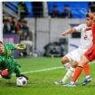 Kiper China Wang Dalei (kiri) menghentikan bola selama pertandingan Kualifikasi Piala Dunia 2026 antara China Vs timnas Indonesia di Qingdao, provinsi Shandong, pada Selasa 15 Oktober 2024.
© AFP